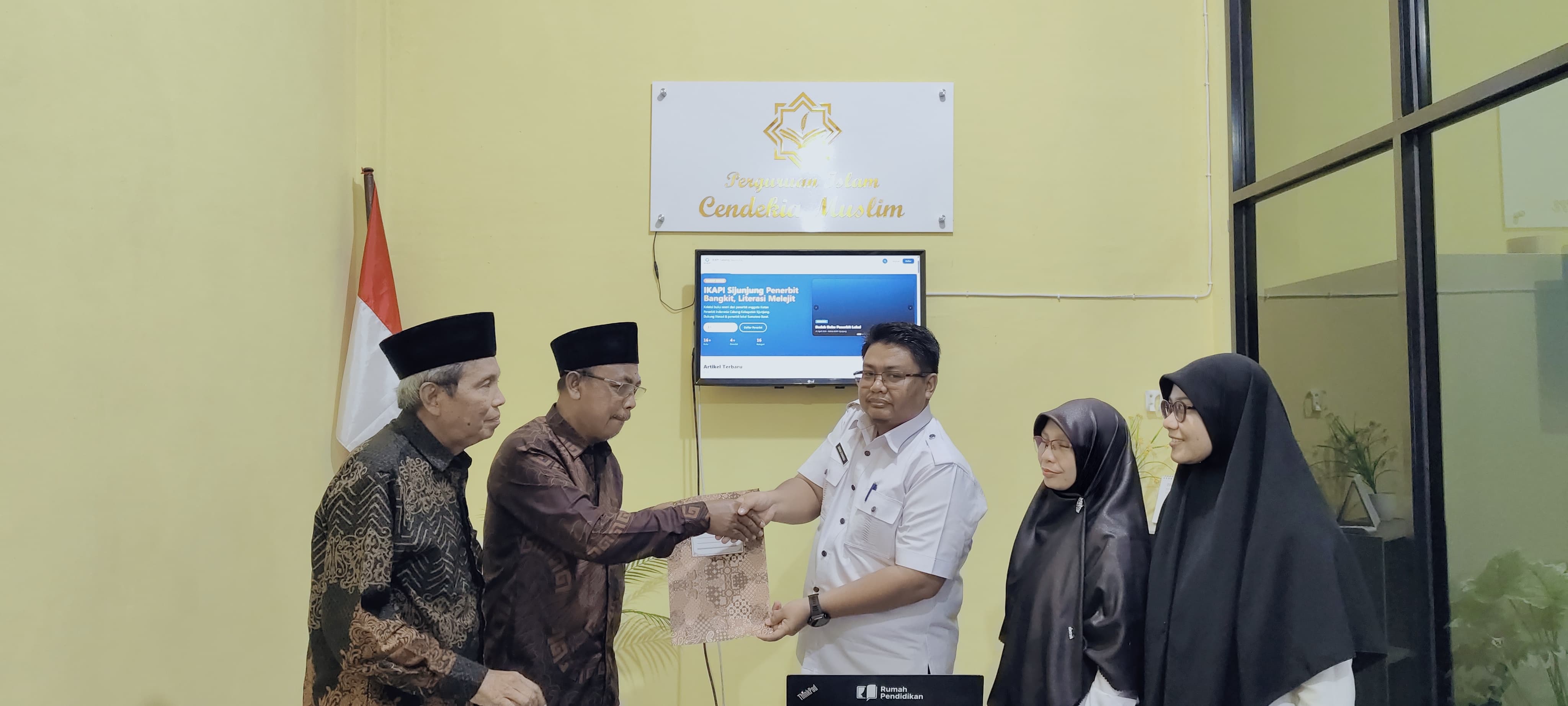 Adhan Chaniago Nahkodai IKAPI Sijunjung, Pengurus Resmi Terima SK dari IKAPI Sumbar