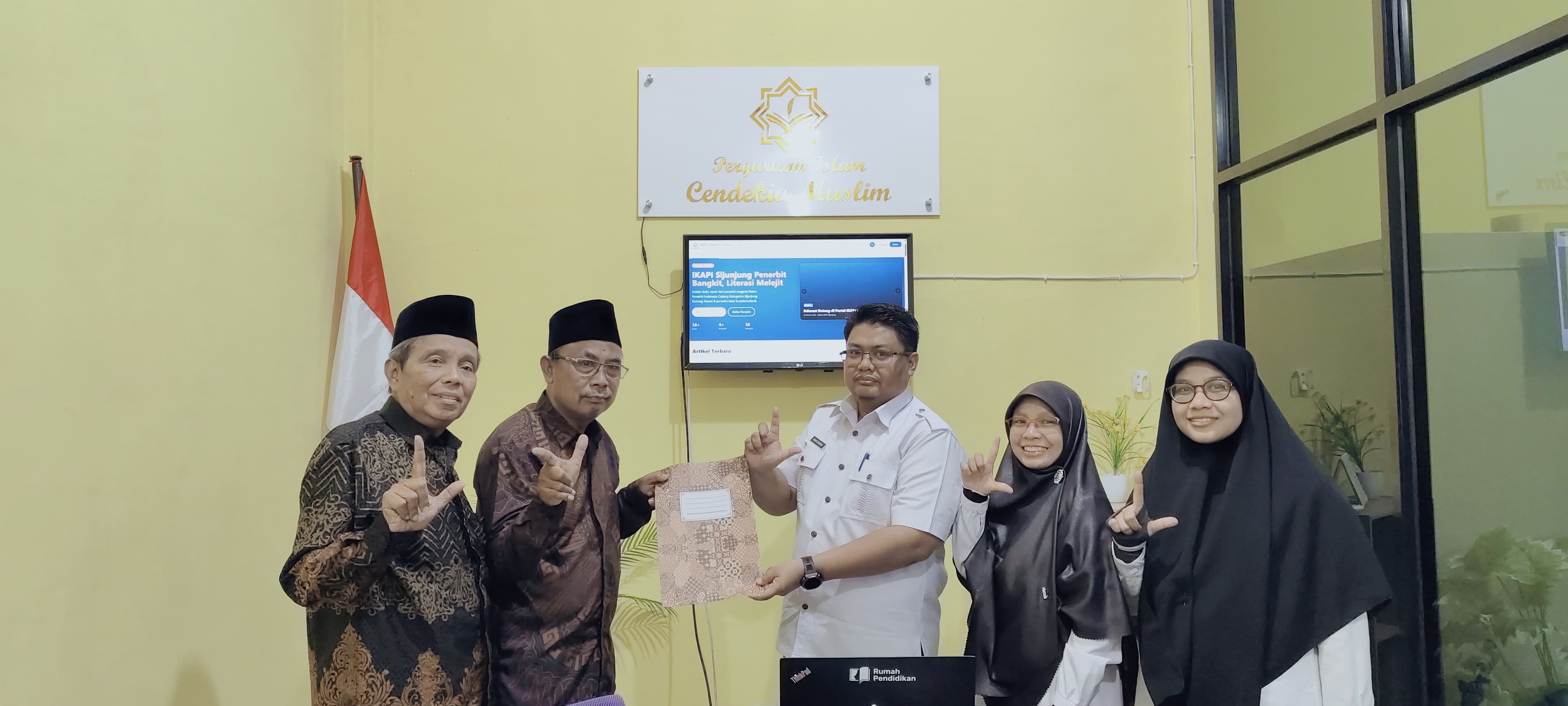 Pengurus IKAPI Sijunjung Resmi Terima SK dari IKAPI Sumatera Barat